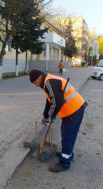 За порядком на улицах нашего города ежедневно следят уборщики территорий — те самые люди, которые делают наш город чистым и комфортным За порядком на улицах нашего города ежедневно следят уборщики территорий — те самые люди, которые делают наш город чистым и комфортным