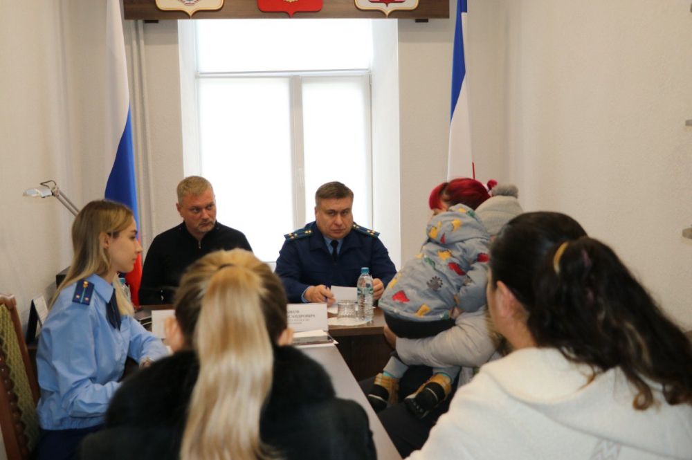 Игорь Ткаченко: Сегодня принял участие в выездном приеме граждан, который провел прокурор города Феодосии Роман Александрович Штрыков Игорь Ткаченко: Сегодня принял участие в выездном приеме граждан, который провел прокурор города Феодосии Роман Александрович Штрыков