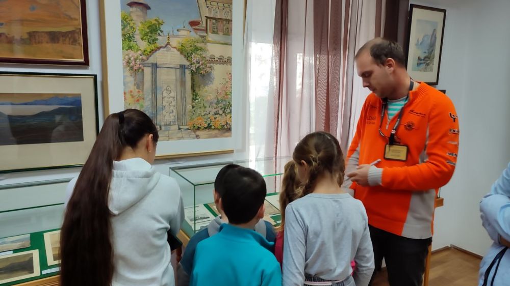 Юные участники объединения "Хранители троп" проводят время с пользой: узнают новое, рисуют, а теперь ещё и в музеи ходят Юные участники объединения "Хранители троп" проводят время с пользой: узнают новое, рисуют, а теперь ещё и в музеи ходят