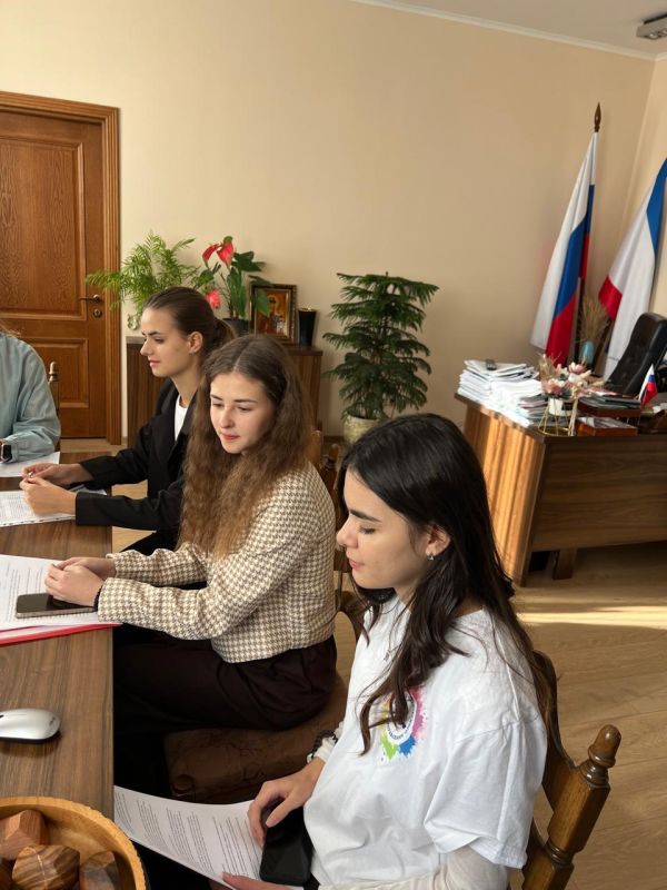 Не знаем, как проходит ваш четверг, а мы выбирали лучшего муниципального министра экологии ученического самоуправления Республики Крым Не знаем, как проходит ваш четверг, а мы выбирали лучшего муниципального министра экологии ученического самоуправления Республики Крым