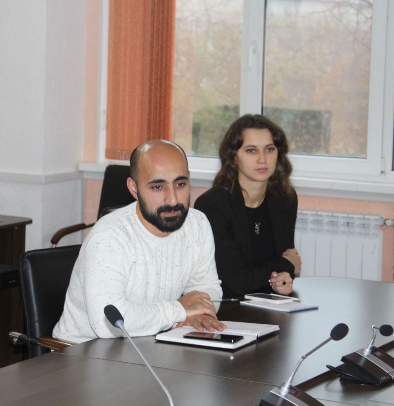 В Госкомнаце Крыма под руководством зампредседателя Айкуи Арутюнян прошло рабочее совещание по вопросу внедрения принципов клиентоцентричности В Госкомнаце Крыма под руководством зампредседателя Айкуи Арутюнян прошло рабочее совещание по вопросу внедрения принципов клиентоцентричности