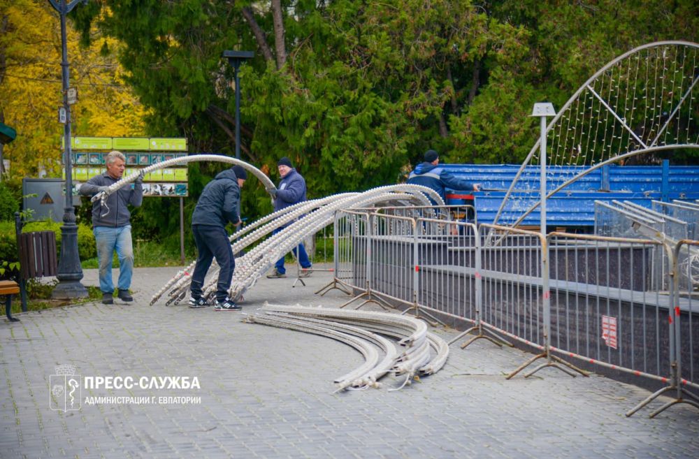 ФОТОФАКТ: Сотрудники МБУ «Порядок» приступили к монтажу световой инсталляции на фонтане в сквере Ленина ФОТОФАКТ: Сотрудники МБУ «Порядок» приступили к монтажу световой инсталляции на фонтане в сквере Ленина