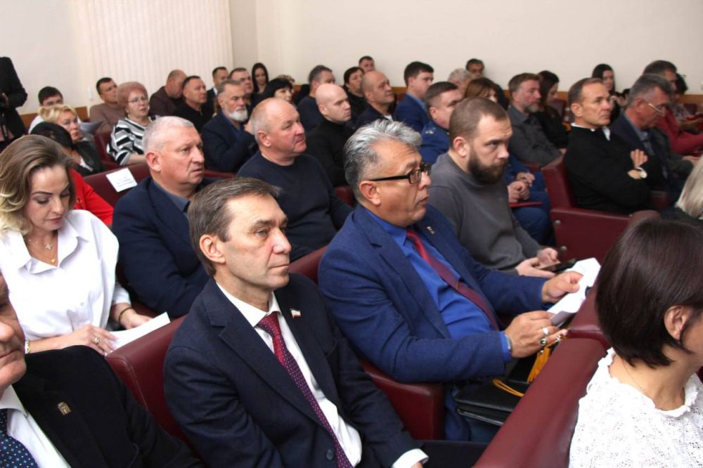 Социально значимые вопросы и планы по развитию города Феодосии обсудили на выездном заседании Комитета по строительству, жилищной политике и топливно-энергетическому комплексу под председательством Валерия Коваленко Социально значимые вопросы и планы по развитию города Феодосии обсудили на выездном заседании Комитета по строительству, жилищной политике и топливно-энергетическому комплексу под председательством Валерия Коваленко