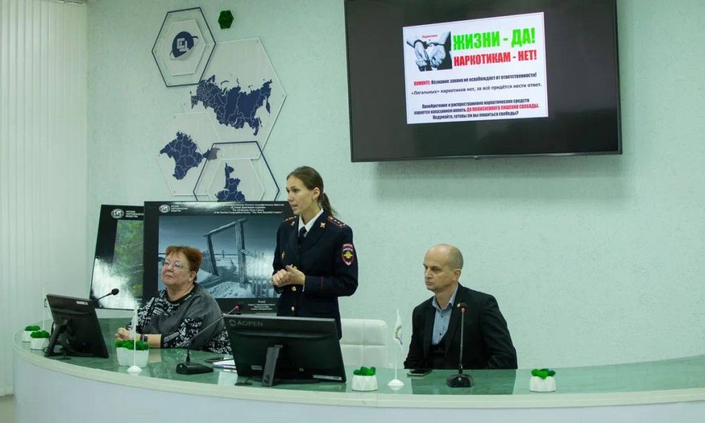 В Севастополе сотрудники полиции продолжают проводить профилактические лекции антинаркотической направленности с молодежью В Севастополе сотрудники полиции продолжают проводить профилактические лекции антинаркотической направленности с молодежью