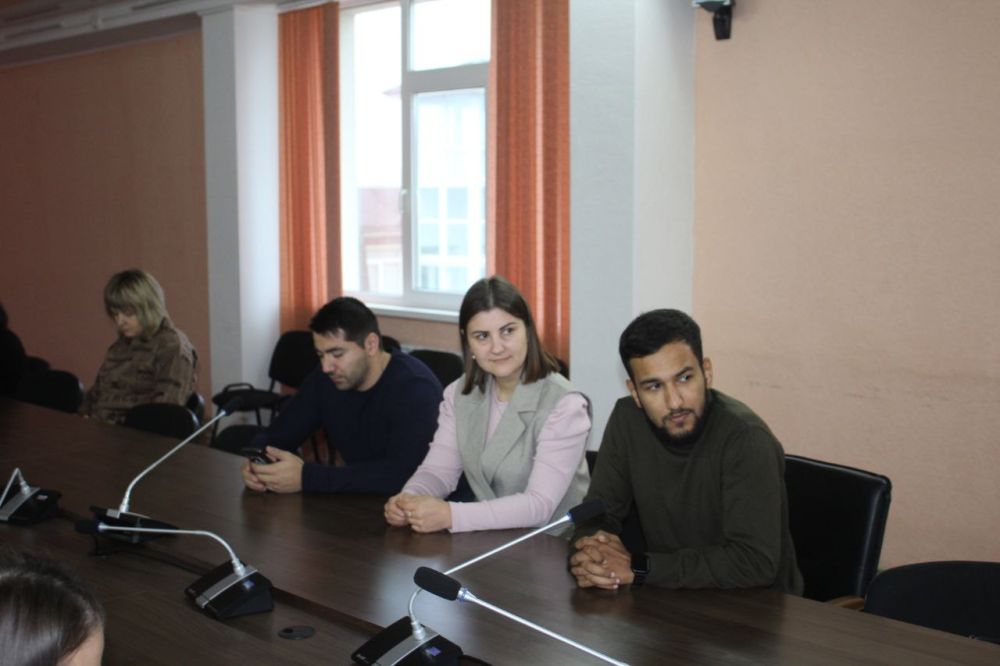 В Госкомнаце Крыма под руководством зампредседателя Айкуи Арутюнян прошло рабочее совещание по вопросу внедрения принципов клиентоцентричности В Госкомнаце Крыма под руководством зампредседателя Айкуи Арутюнян прошло рабочее совещание по вопросу внедрения принципов клиентоцентричности