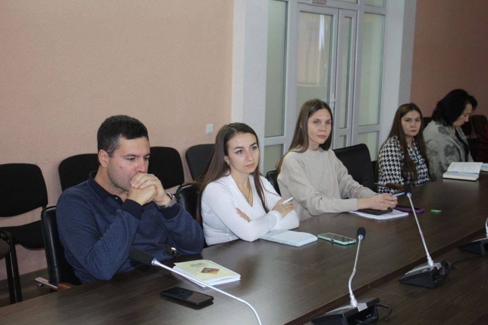 В Госкомнаце Крыма под руководством зампредседателя Айкуи Арутюнян прошло рабочее совещание по вопросу внедрения принципов клиентоцентричности В Госкомнаце Крыма под руководством зампредседателя Айкуи Арутюнян прошло рабочее совещание по вопросу внедрения принципов клиентоцентричности