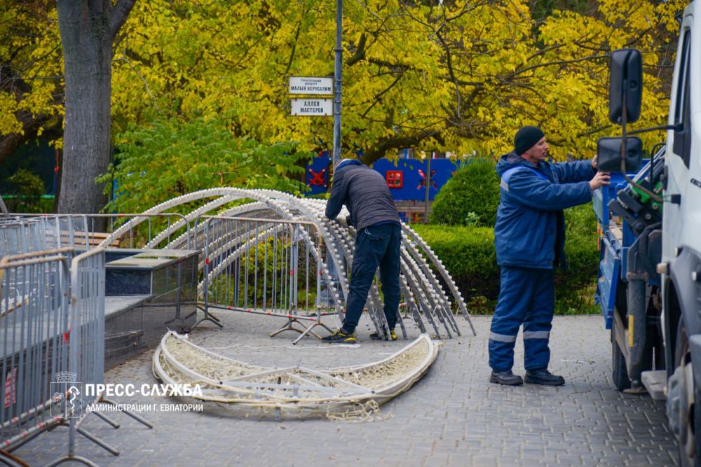 ФОТОФАКТ: Сотрудники МБУ «Порядок» приступили к монтажу световой инсталляции на фонтане в сквере Ленина ФОТОФАКТ: Сотрудники МБУ «Порядок» приступили к монтажу световой инсталляции на фонтане в сквере Ленина