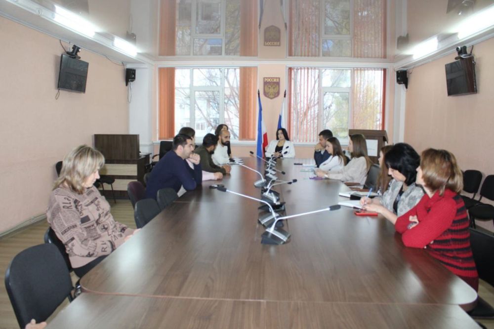 В Госкомнаце Крыма под руководством зампредседателя Айкуи Арутюнян прошло рабочее совещание по вопросу внедрения принципов клиентоцентричности В Госкомнаце Крыма под руководством зампредседателя Айкуи Арутюнян прошло рабочее совещание по вопросу внедрения принципов клиентоцентричности