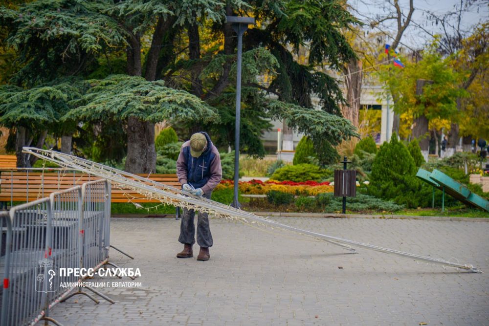 ФОТОФАКТ: Сотрудники МБУ «Порядок» приступили к монтажу световой инсталляции на фонтане в сквере Ленина ФОТОФАКТ: Сотрудники МБУ «Порядок» приступили к монтажу световой инсталляции на фонтане в сквере Ленина