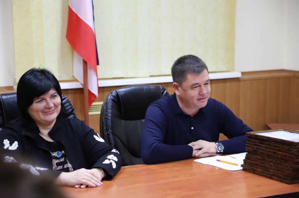 В администрации Бахчисарайского района состоялась встреча руководителей со сборной командой футбольного клуба «Кызылташ» В администрации Бахчисарайского района состоялась встреча руководителей со сборной командой футбольного клуба «Кызылташ»