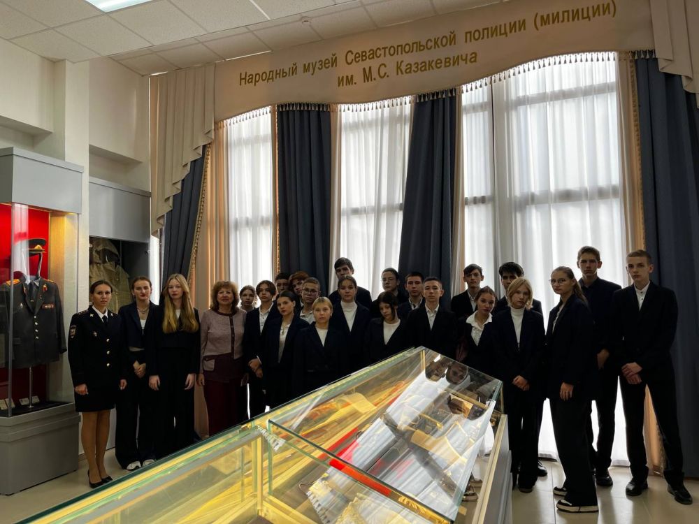 Сотрудники полицейского наркоконтроля организовали экскурсию для школьников в Народный музей Севастопольской полиции (милиции) им. М.С Сотрудники полицейского наркоконтроля организовали экскурсию для школьников в Народный музей Севастопольской полиции (милиции) им. М.С