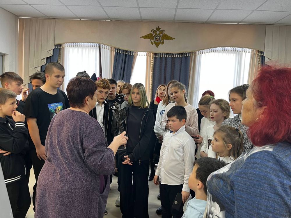 Сотрудники полицейского наркоконтроля организовали экскурсию для школьников в Народный музей Севастопольской полиции (милиции) им. М.С Сотрудники полицейского наркоконтроля организовали экскурсию для школьников в Народный музей Севастопольской полиции (милиции) им. М.С