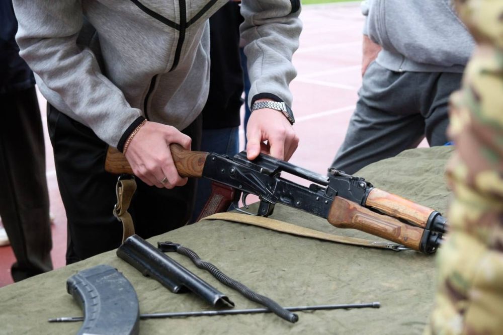 К Всероссийскому дню призывника в Ялте провели военизированную эстафету К Всероссийскому дню призывника в Ялте провели военизированную эстафету