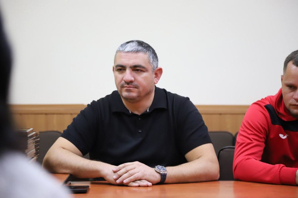 В администрации Бахчисарайского района состоялась встреча руководителей со сборной командой футбольного клуба «Кызылташ» В администрации Бахчисарайского района состоялась встреча руководителей со сборной командой футбольного клуба «Кызылташ»