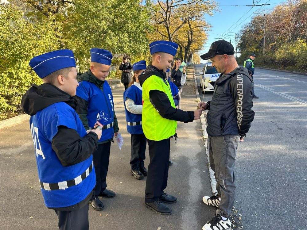 Госавтоинспекторы Севастополя совместно с ЮИД провели акцию, приуроченную к Дню памяти жертв ДТП Госавтоинспекторы Севастополя совместно с ЮИД провели акцию, приуроченную к Дню памяти жертв ДТП