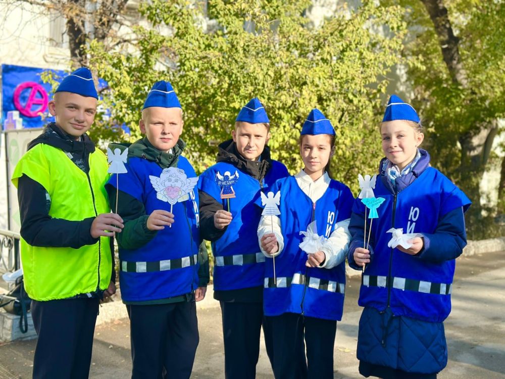 Госавтоинспекторы Севастополя совместно с ЮИД провели акцию, приуроченную к Дню памяти жертв ДТП Госавтоинспекторы Севастополя совместно с ЮИД провели акцию, приуроченную к Дню памяти жертв ДТП