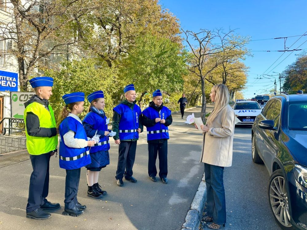 Госавтоинспекторы Севастополя совместно с ЮИД провели акцию, приуроченную к Дню памяти жертв ДТП Госавтоинспекторы Севастополя совместно с ЮИД провели акцию, приуроченную к Дню памяти жертв ДТП