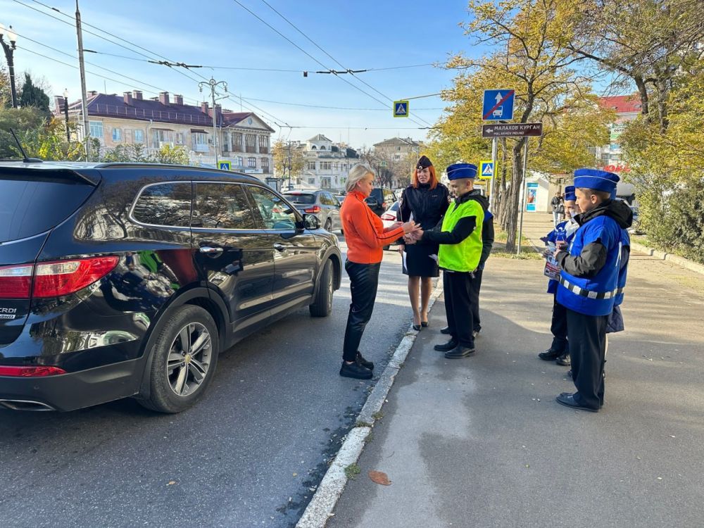 Госавтоинспекторы Севастополя совместно с ЮИД провели акцию, приуроченную к Дню памяти жертв ДТП Госавтоинспекторы Севастополя совместно с ЮИД провели акцию, приуроченную к Дню памяти жертв ДТП
