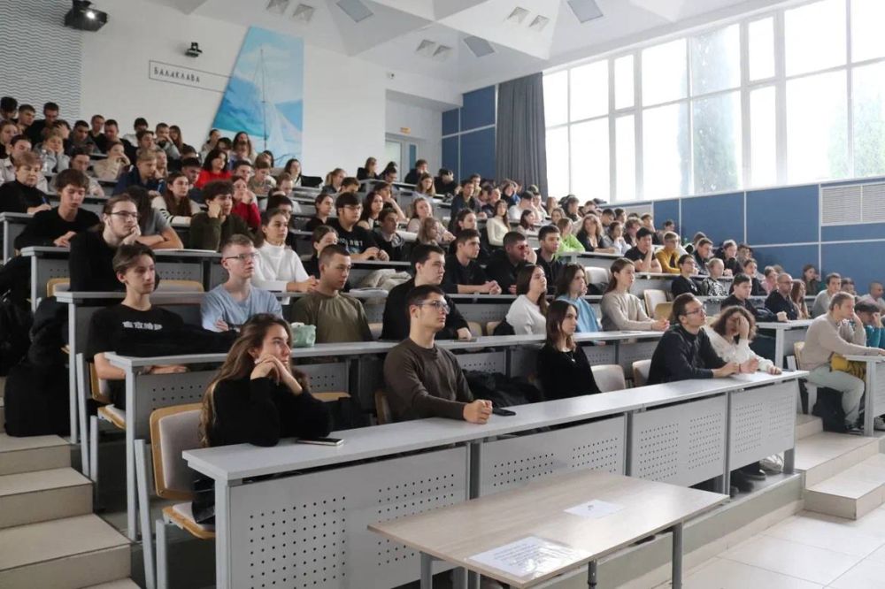 В Севастополе сотрудники полицейского наркоконтроля провели очередную лекцию для студентов о вреде употребления запрещенных веществ В Севастополе сотрудники полицейского наркоконтроля провели очередную лекцию для студентов о вреде употребления запрещенных веществ