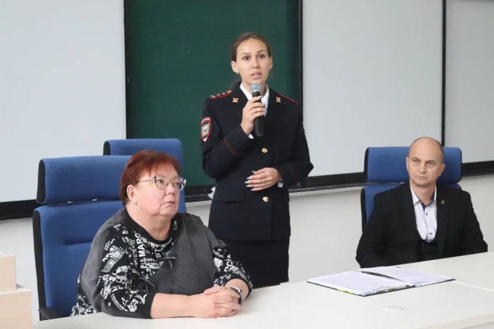 В Севастополе сотрудники полицейского наркоконтроля провели очередную лекцию для студентов о вреде употребления запрещенных веществ В Севастополе сотрудники полицейского наркоконтроля провели очередную лекцию для студентов о вреде употребления запрещенных веществ