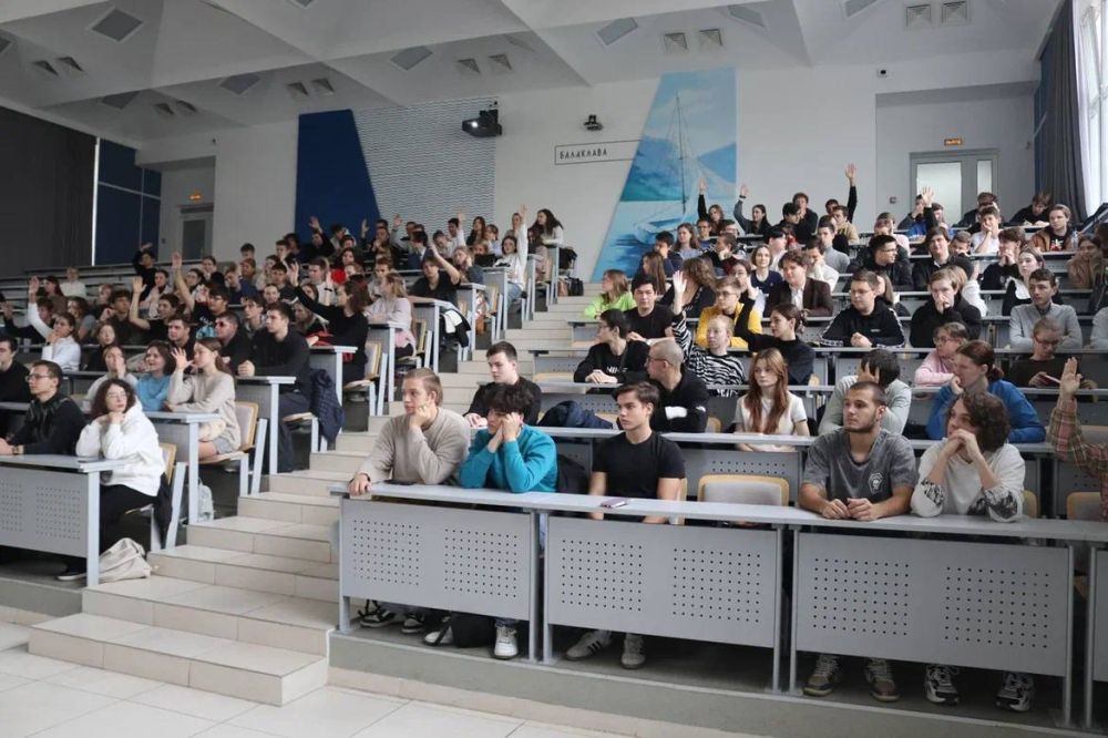 В Севастополе сотрудники полицейского наркоконтроля провели очередную лекцию для студентов о вреде употребления запрещенных веществ В Севастополе сотрудники полицейского наркоконтроля провели очередную лекцию для студентов о вреде употребления запрещенных веществ