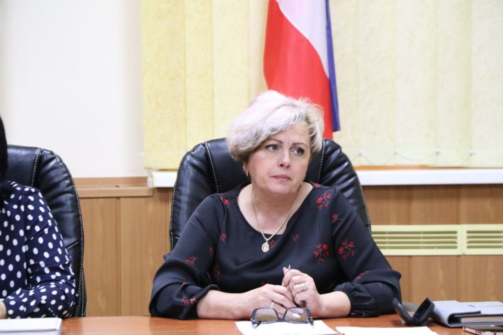 Ольга Урайкина: Совместно с главой администрации Бахчисарайского района Анжеликой Ястребовой в малом зале администрации района провели аппаратное совещание с главами поселений Ольга Урайкина: Совместно с главой администрации Бахчисарайского района Анжеликой Ястребовой в малом зале администрации района провели аппаратное совещание с главами поселений