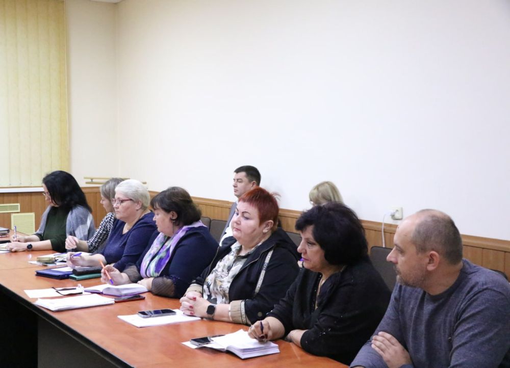 Ольга Урайкина: Совместно с главой администрации Бахчисарайского района Анжеликой Ястребовой в малом зале администрации района провели аппаратное совещание с главами поселений Ольга Урайкина: Совместно с главой администрации Бахчисарайского района Анжеликой Ястребовой в малом зале администрации района провели аппаратное совещание с главами поселений
