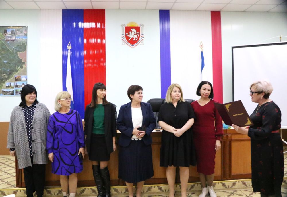 Сегодня в стенах администрации Бахчисарайского района, сотрудники Контрольно-счётной палаты получили заслуженные поздравления от руководителей Бахчисарайского района Сегодня в стенах администрации Бахчисарайского района, сотрудники Контрольно-счётной палаты получили заслуженные поздравления от руководителей Бахчисарайского района
