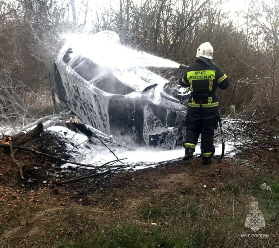 В Крыму машина улетела в кювет и загорелась В Крыму машина улетела в кювет и загорелась