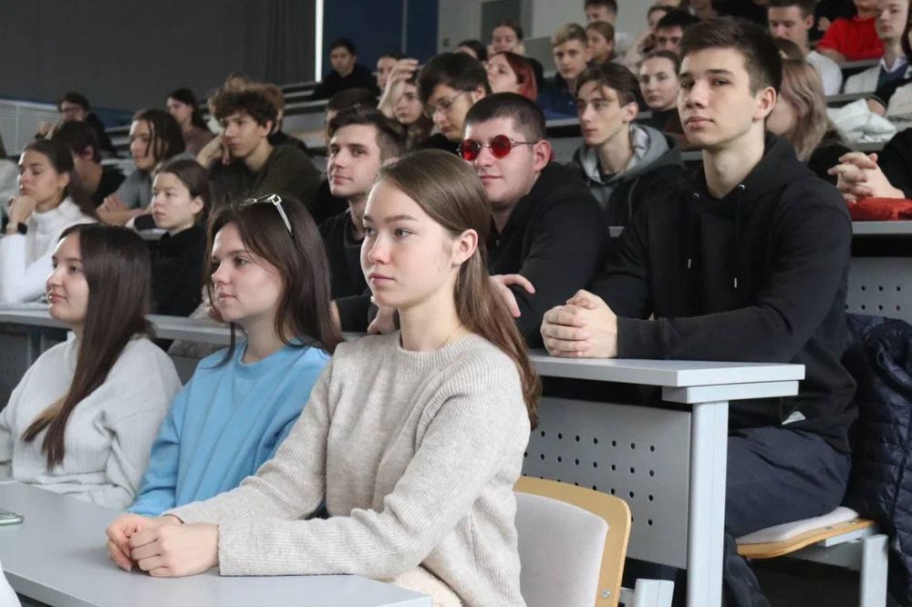 В Севастополе сотрудники полицейского наркоконтроля провели очередную лекцию для студентов о вреде употребления запрещенных веществ В Севастополе сотрудники полицейского наркоконтроля провели очередную лекцию для студентов о вреде употребления запрещенных веществ