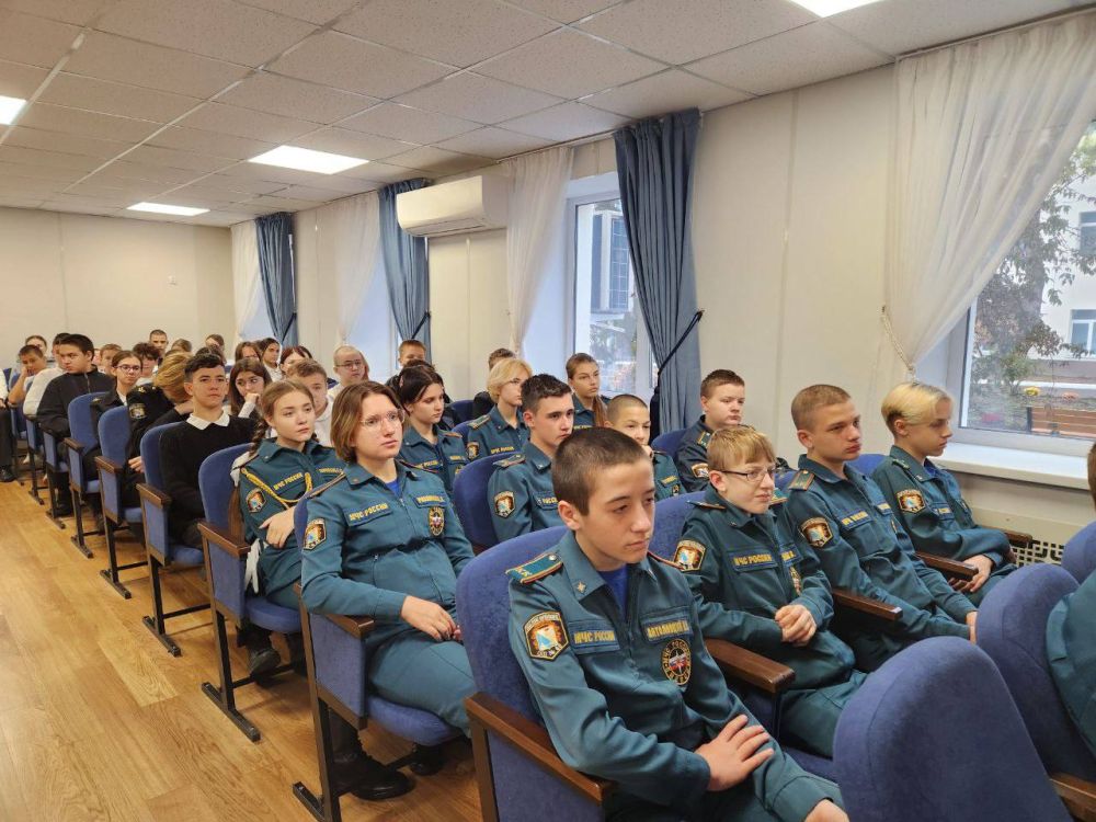 Сотрудники полиции подразделений по делам несовершеннолетних провели ряд профилактических лекций в школах Ленинского района Сотрудники полиции подразделений по делам несовершеннолетних провели ряд профилактических лекций в школах Ленинского района