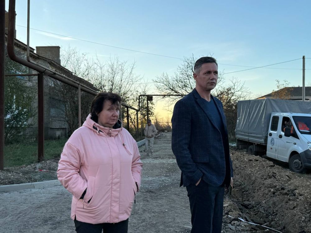 Александр Дудинов: Осмотрел работы по асфальтированию проездов к многоквартирным домам в селе Кировское