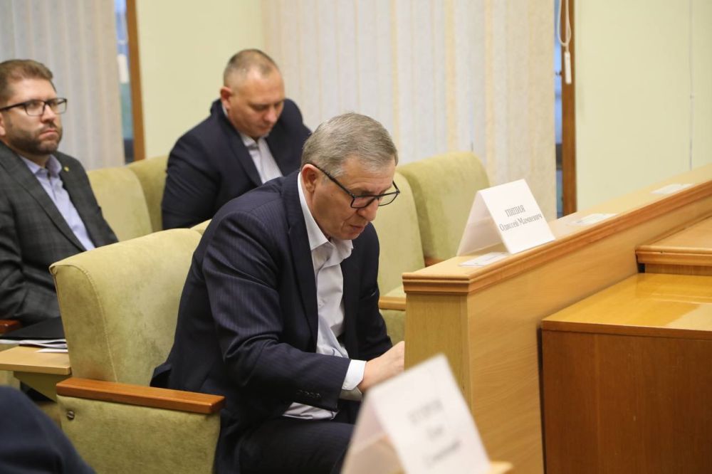 Олег Егоров и Одиссей Пипия приняли участие в обсуждении бюджета республики в Госсовете Крыма Олег Егоров и Одиссей Пипия приняли участие в обсуждении бюджета республики в Госсовете Крыма