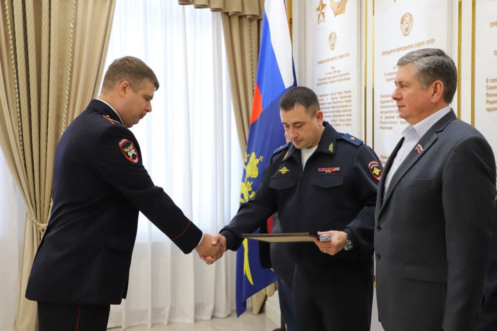 Начальник УМВД России по г. Севастополю генерал-майор полиции Сергей Сигунов вручил новые погоны сотрудникам ОВД, получившим первые офицерские звания Начальник УМВД России по г. Севастополю генерал-майор полиции Сергей Сигунов вручил новые погоны сотрудникам ОВД, получившим первые офицерские звания