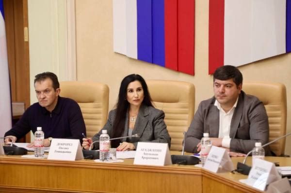 Олег Егоров и Одиссей Пипия приняли участие в обсуждении бюджета республики в Госсовете Крыма Олег Егоров и Одиссей Пипия приняли участие в обсуждении бюджета республики в Госсовете Крыма