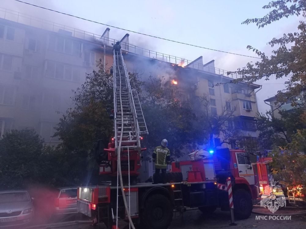 В Севастополе горит многоэтажка, спасены 23 человека В Севастополе горит многоэтажка, спасены 23 человека