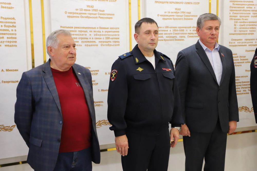 Начальник УМВД России по г. Севастополю генерал-майор полиции Сергей Сигунов вручил новые погоны сотрудникам ОВД, получившим первые офицерские звания Начальник УМВД России по г. Севастополю генерал-майор полиции Сергей Сигунов вручил новые погоны сотрудникам ОВД, получившим первые офицерские звания