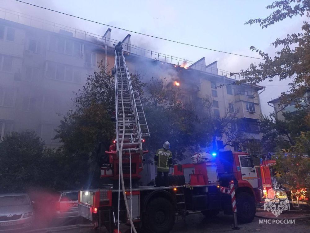 В Севастополе огнеборцы МЧС России тушат пожар в 5-этажке В Севастополе огнеборцы МЧС России тушат пожар в 5-этажке