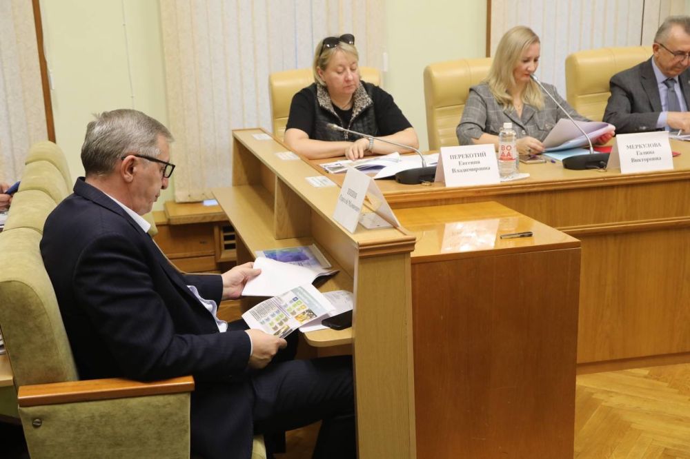 Олег Егоров и Одиссей Пипия приняли участие в обсуждении бюджета республики в Госсовете Крыма Олег Егоров и Одиссей Пипия приняли участие в обсуждении бюджета республики в Госсовете Крыма