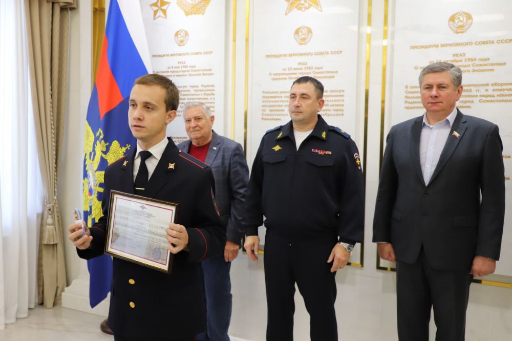 Начальник УМВД России по г. Севастополю генерал-майор полиции Сергей Сигунов вручил новые погоны сотрудникам ОВД, получившим первые офицерские звания Начальник УМВД России по г. Севастополю генерал-майор полиции Сергей Сигунов вручил новые погоны сотрудникам ОВД, получившим первые офицерские звания