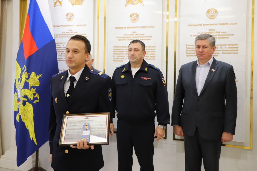 Начальник УМВД России по г. Севастополю генерал-майор полиции Сергей Сигунов вручил новые погоны сотрудникам ОВД, получившим первые офицерские звания Начальник УМВД России по г. Севастополю генерал-майор полиции Сергей Сигунов вручил новые погоны сотрудникам ОВД, получившим первые офицерские звания