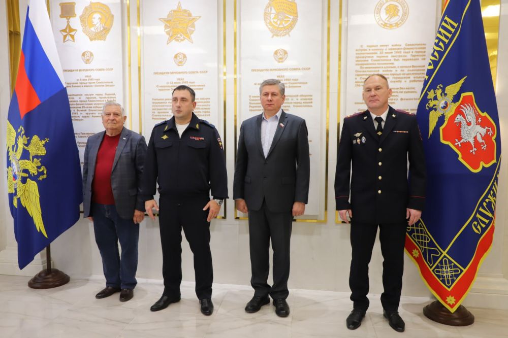 Начальник УМВД России по г. Севастополю генерал-майор полиции Сергей Сигунов вручил новые погоны сотрудникам ОВД, получившим первые офицерские звания Начальник УМВД России по г. Севастополю генерал-майор полиции Сергей Сигунов вручил новые погоны сотрудникам ОВД, получившим первые офицерские звания