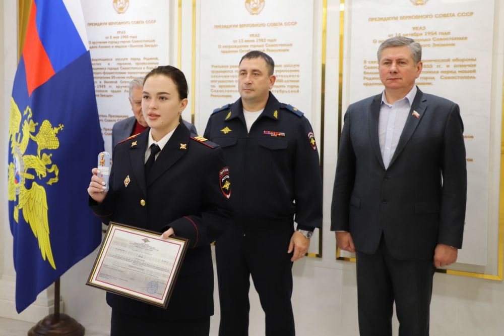 Начальник УМВД России по г. Севастополю генерал-майор полиции Сергей Сигунов вручил новые погоны сотрудникам ОВД, получившим первые офицерские звания Начальник УМВД России по г. Севастополю генерал-майор полиции Сергей Сигунов вручил новые погоны сотрудникам ОВД, получившим первые офицерские звания