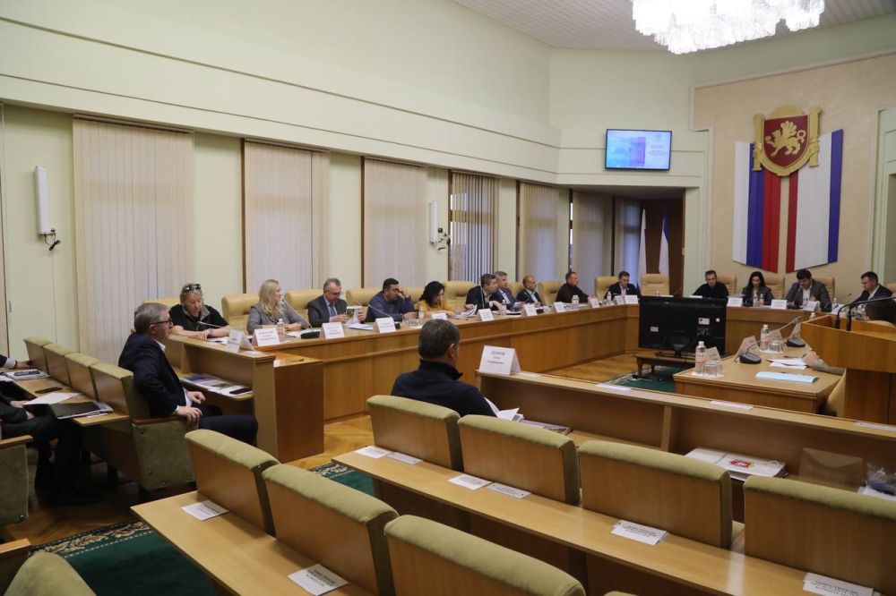 Олег Егоров и Одиссей Пипия приняли участие в обсуждении бюджета республики в Госсовете Крыма Олег Егоров и Одиссей Пипия приняли участие в обсуждении бюджета республики в Госсовете Крыма