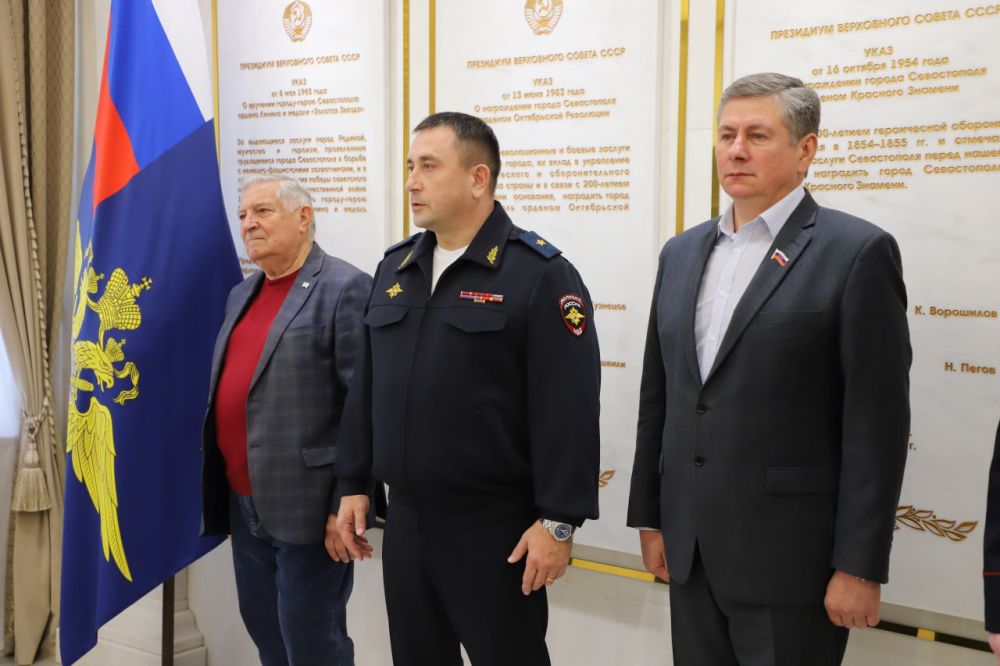Начальник УМВД России по г. Севастополю генерал-майор полиции Сергей Сигунов вручил новые погоны сотрудникам ОВД, получившим первые офицерские звания Начальник УМВД России по г. Севастополю генерал-майор полиции Сергей Сигунов вручил новые погоны сотрудникам ОВД, получившим первые офицерские звания