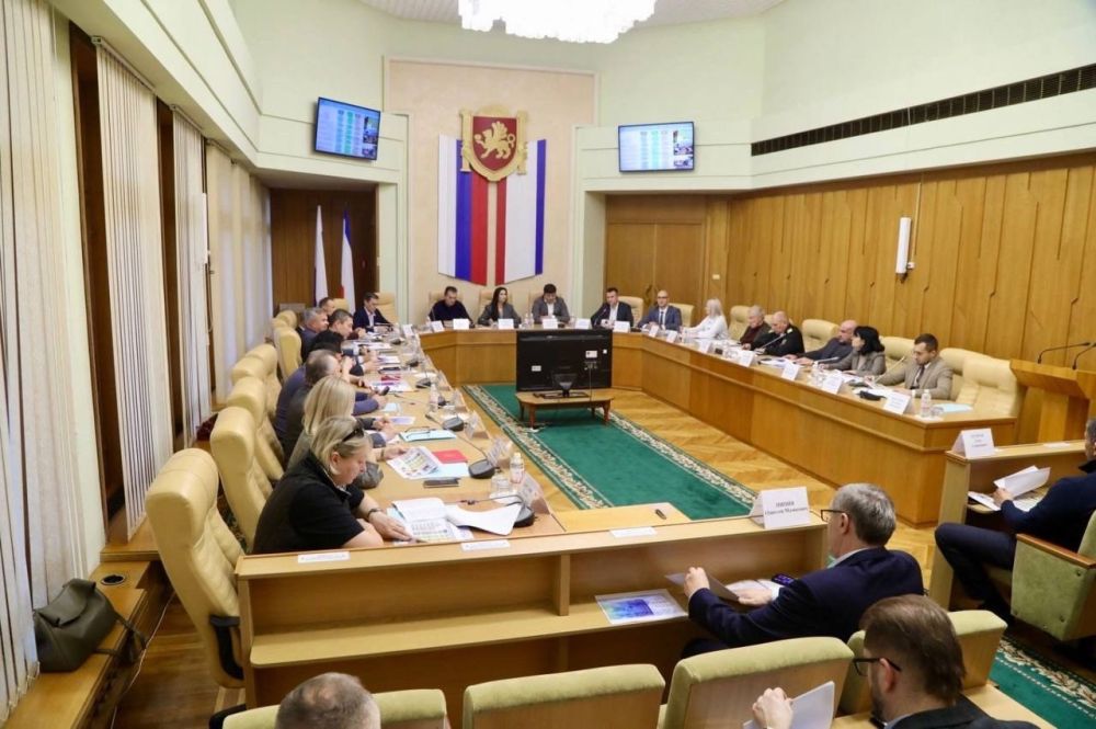 Олег Егоров и Одиссей Пипия приняли участие в обсуждении бюджета республики в Госсовете Крыма Олег Егоров и Одиссей Пипия приняли участие в обсуждении бюджета республики в Госсовете Крыма