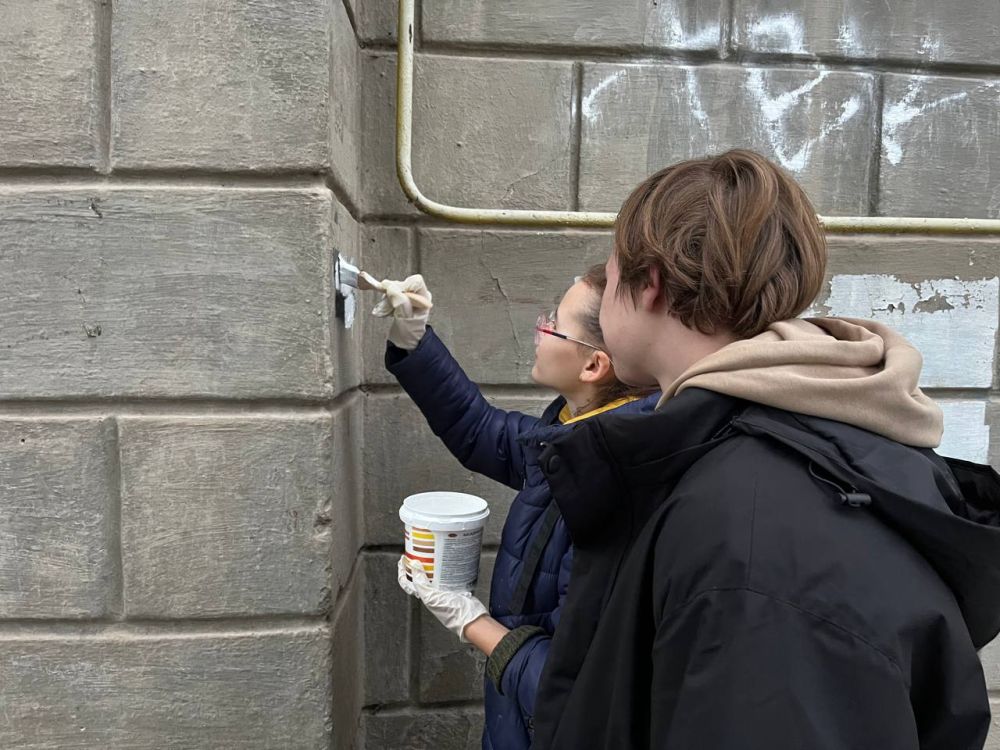 В Севастополе полицейские вместе с волонтёрами и подшефными подростками провели антинаркотическую акцию «Закрась опасность» В Севастополе полицейские вместе с волонтёрами и подшефными подростками провели антинаркотическую акцию «Закрась опасность»
