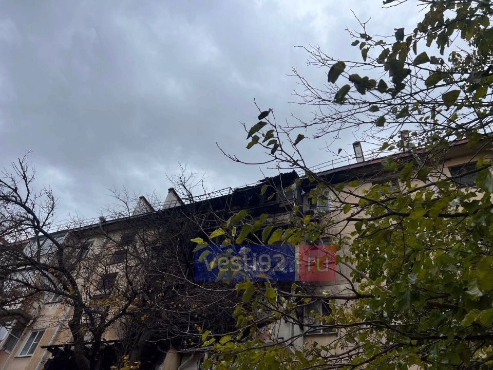 В доме на улице Хрусталёва, где вчера произошёл пожар, укрепляют крышу В доме на улице Хрусталёва, где вчера произошёл пожар, укрепляют крышу