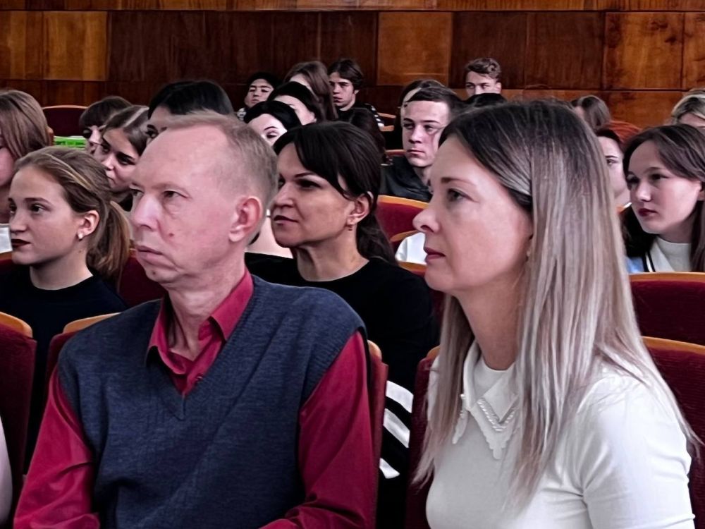 Александр Дудинов: С рабочим визитом Черноморский район посетила депутат Государственного Совета Республики Крым, заместитель председателя комитета по патриотическому воспитанию Арина Моренец Александр Дудинов: С рабочим визитом Черноморский район посетила депутат Государственного Совета Республики Крым, заместитель председателя комитета по патриотическому воспитанию Арина Моренец