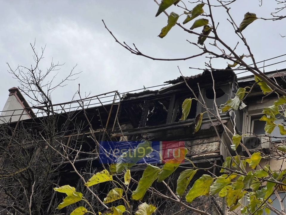 В доме на улице Хрусталёва, где вчера произошёл пожар, укрепляют крышу В доме на улице Хрусталёва, где вчера произошёл пожар, укрепляют крышу